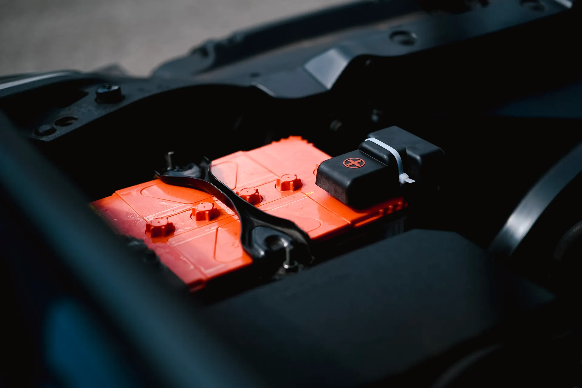 Auto mit geöffneter Motorhaube und sichtbarem Motorraum
